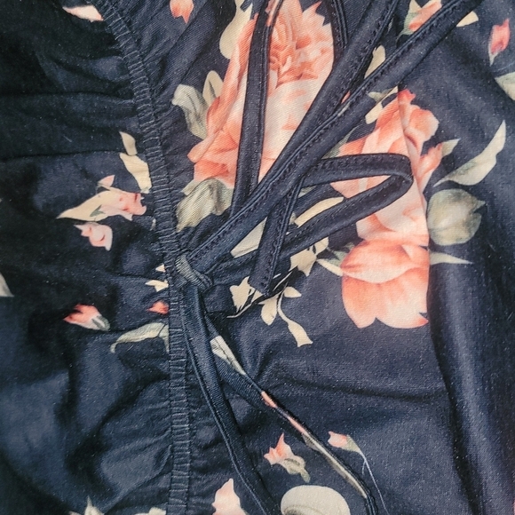 Short sleeved knee length Flowered Dress with pockets and small tie waist - Picture 3 of 6